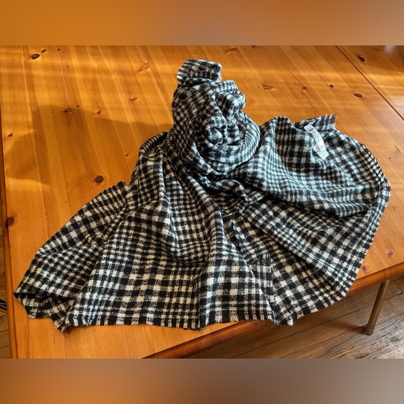 BLACK & WHITE PLAID SCARF HUGE PASHMINA OLD NAVY NWT - Picture 2 of 6